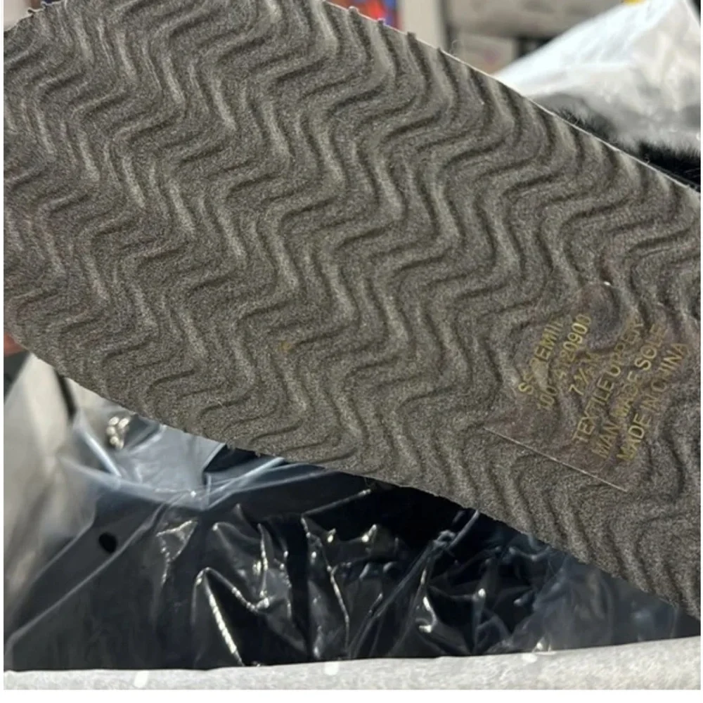 Elegant Black Fur Winter Boots - Picture 9 of 9